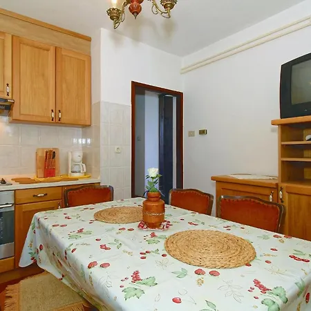 2 Bedroom Nice Apartment In Porec Exterior photo