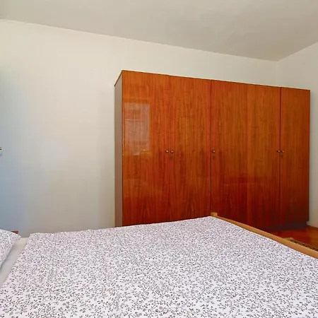 2 Bedroom Nice Apartment In Porec Exterior photo