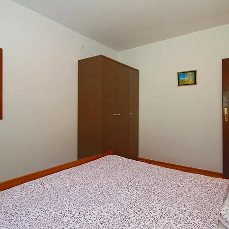 2 Bedroom Nice Apartment In Porec Exterior photo