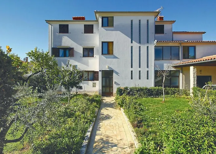 2 Bedroom Nice Apartment In Porec